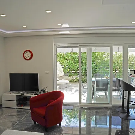 Sobol 'navis' With Private Jacuzzi Daire *
