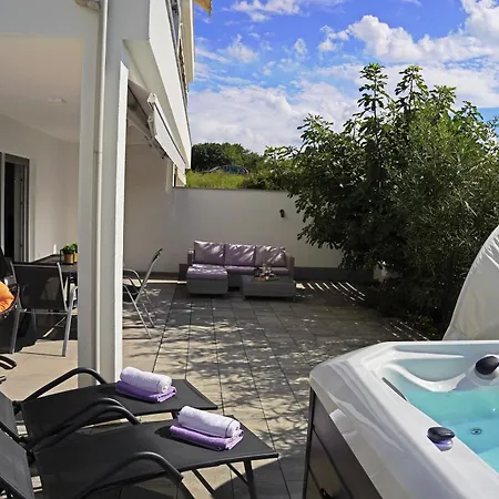 Sobol 'navis' With Private Jacuzzi Apartment